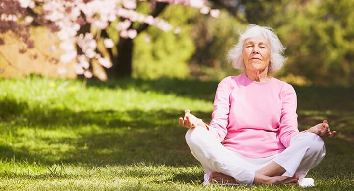 keksa ayol kestirib, artroz bilan meditatsiya qiladi